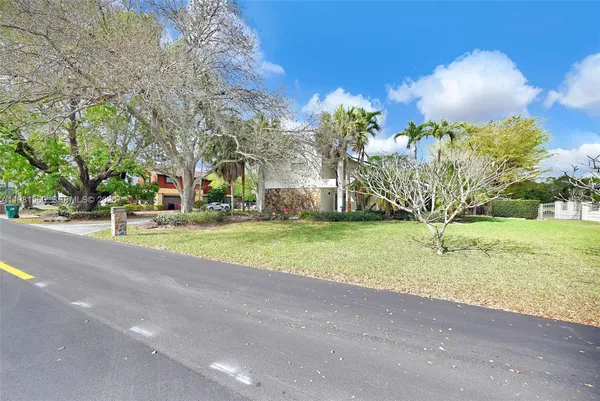$1,249,000 | 9300 East Calusa Club Drive, Miami, FL 33186