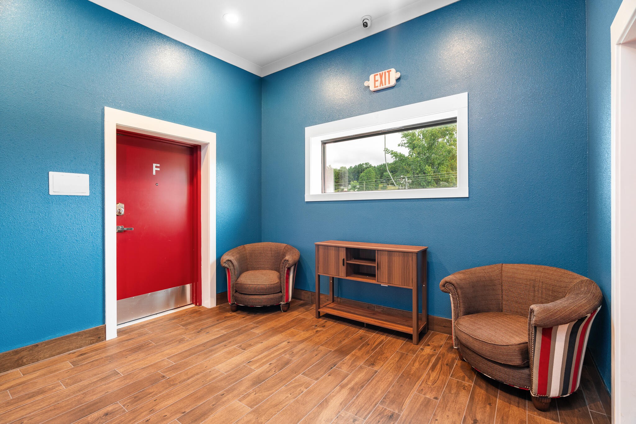 123 Englewood Road Athens, TN 37303 - Photo 27 of 62 a room with furniture and a wooden floor