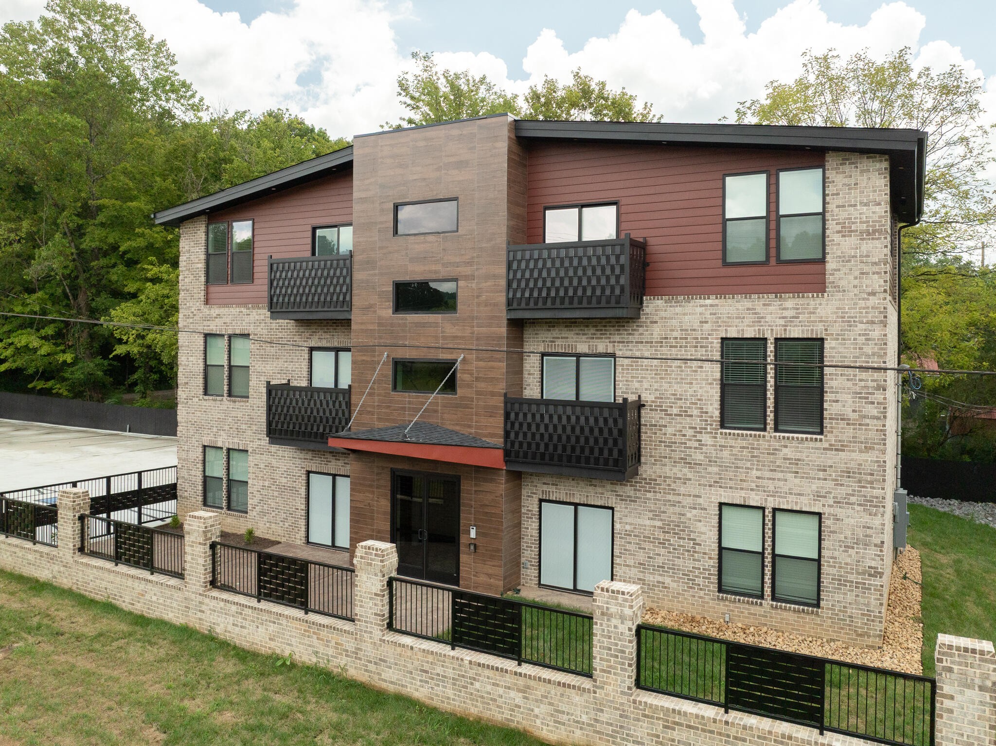 123 Englewood Road Athens, TN 37303 - Photo 3 of 62 a front view of a house with yard