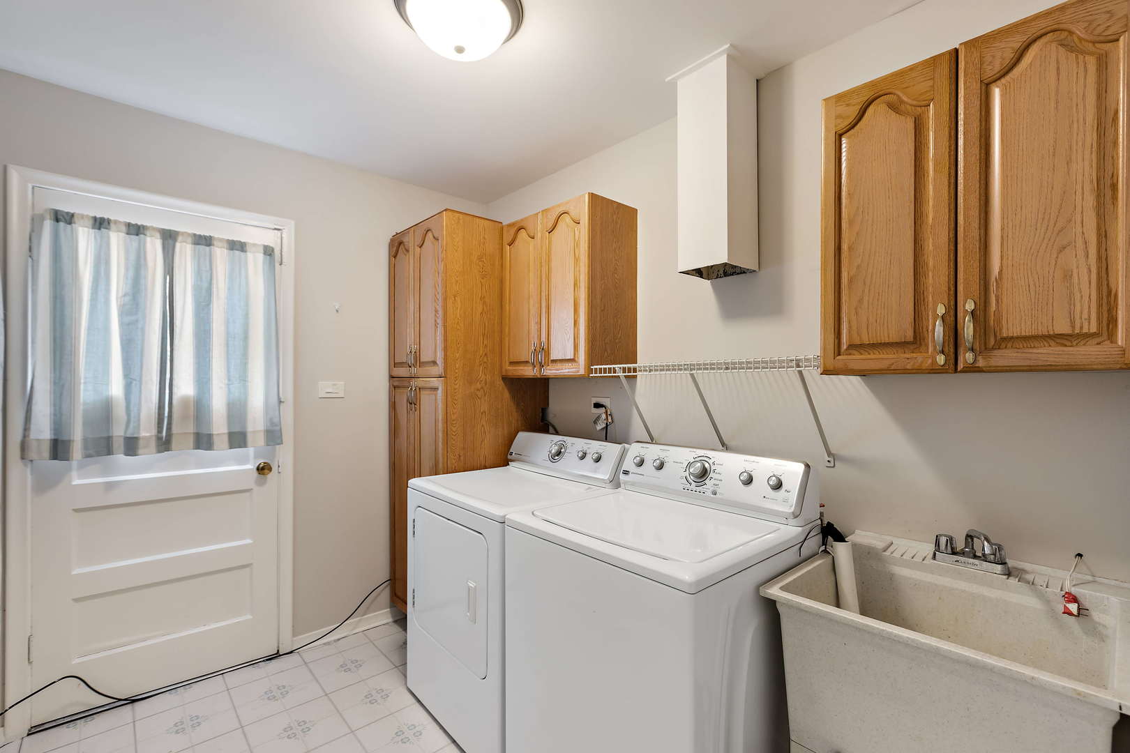 1524 Pfingsten Road Glenview, IL 60025 - Photo 12 of 26 a utility room with dryer and washer