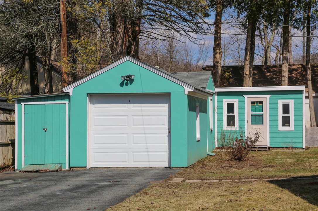 64 Maple Leaf Road Burrillville, RI 02826 - Photo 5 of 40