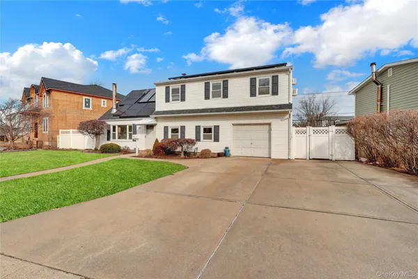 $939,999 | 31 Blue Spruce Road, Levittown, NY 11756