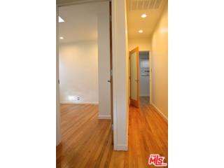 8537 Ridpath Drive Los Angeles, CA 90046 - Photo 7 of 28