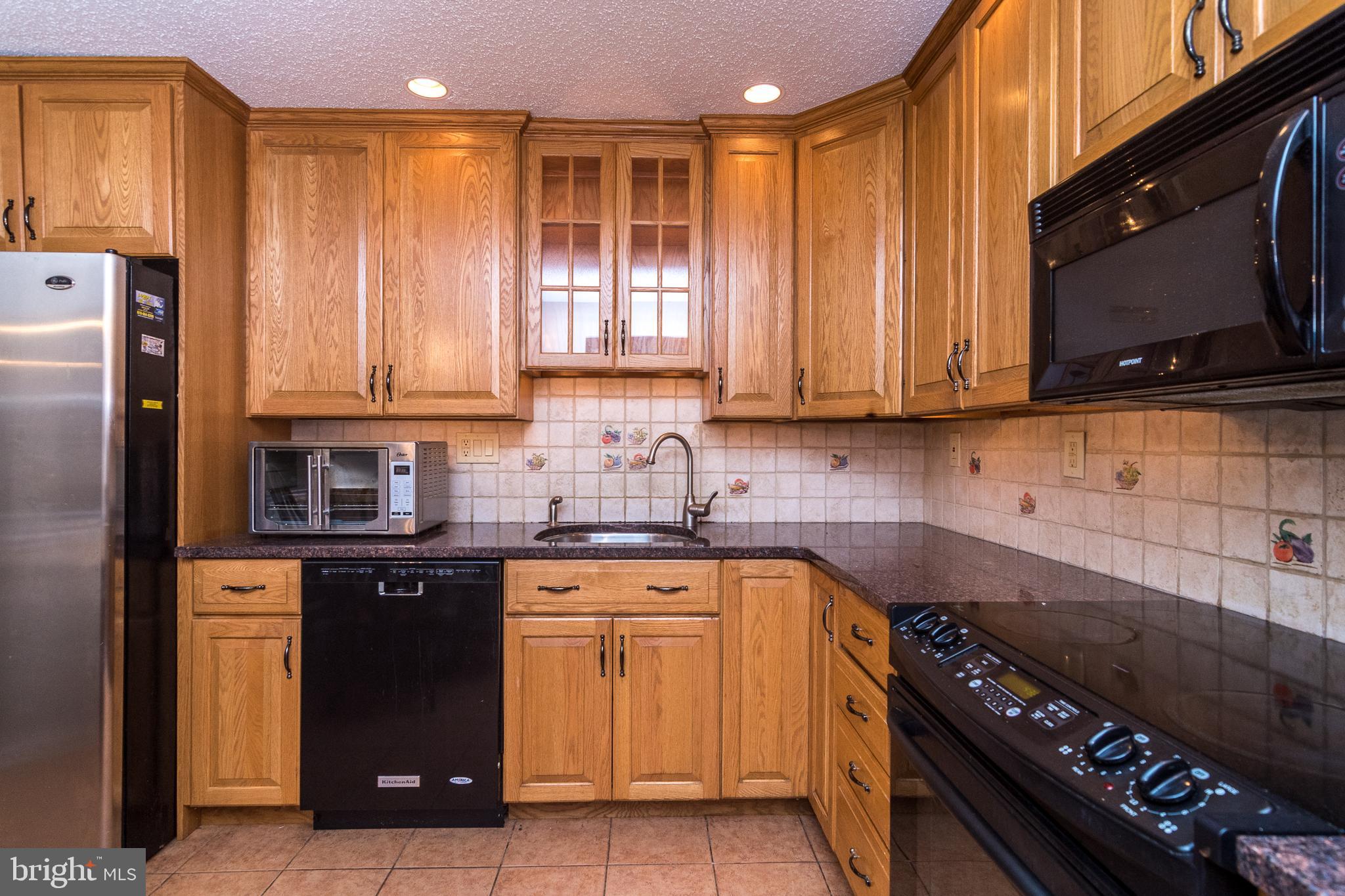 40 Rittenhouse Court, Unit 199 Chesterbrook, PA 19087 - Photo 5 of 26 Oversized kitchen