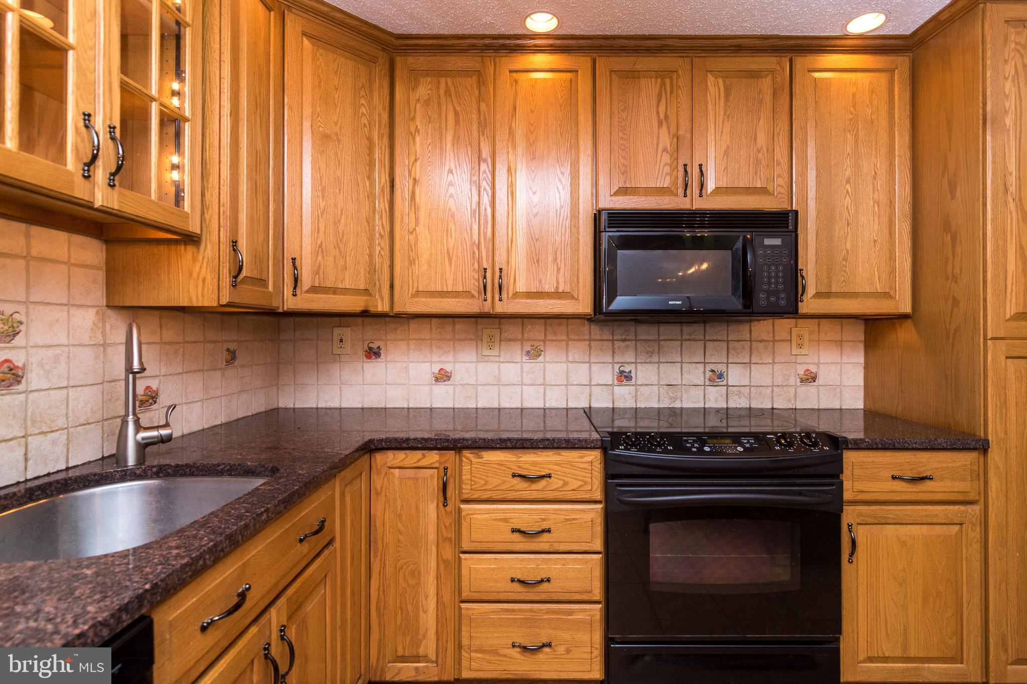 40 Rittenhouse Court, Unit 199 Chesterbrook, PA 19087 - Photo 6 of 26 Granite tops!