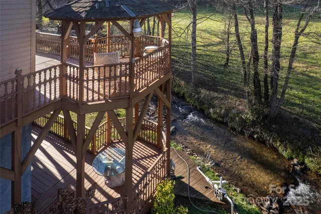 a view of a yard with sitting area