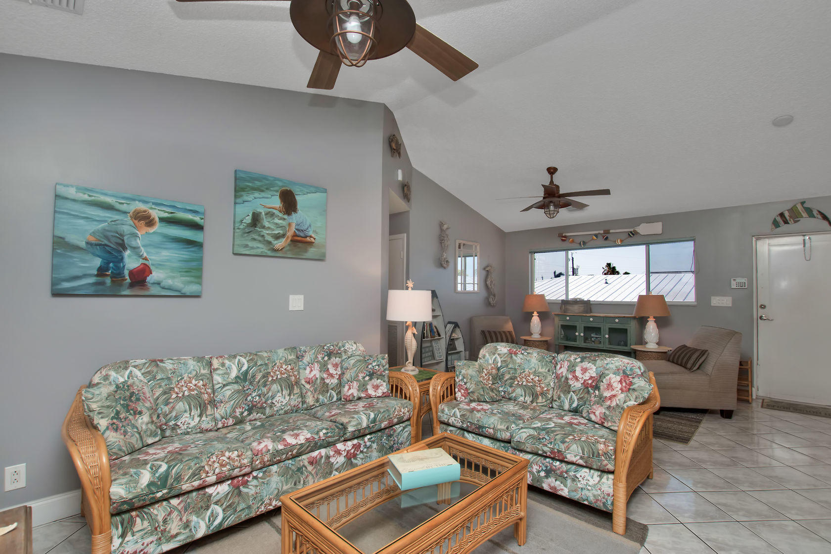 236 Upper Matecumbe Road Key Largo, FL 33037 - Photo 22 of 40 Living Room