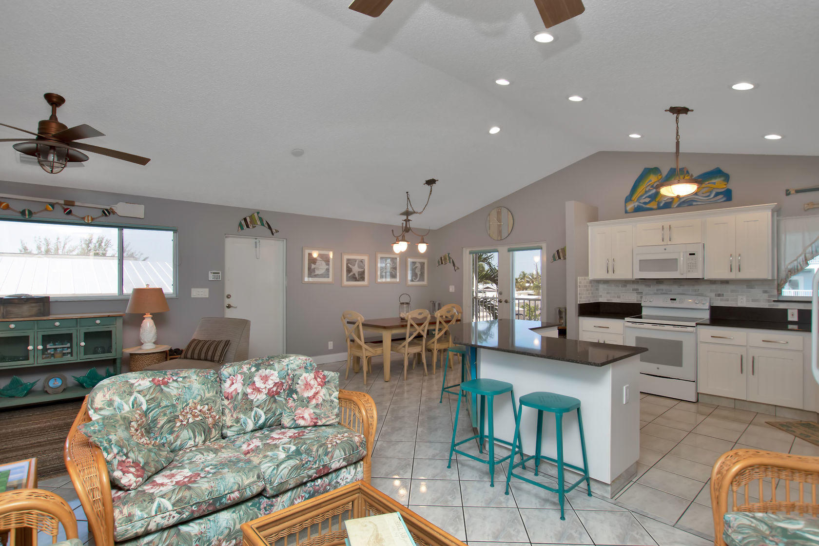 236 Upper Matecumbe Road Key Largo, FL 33037 - Photo 23 of 40 Living Room