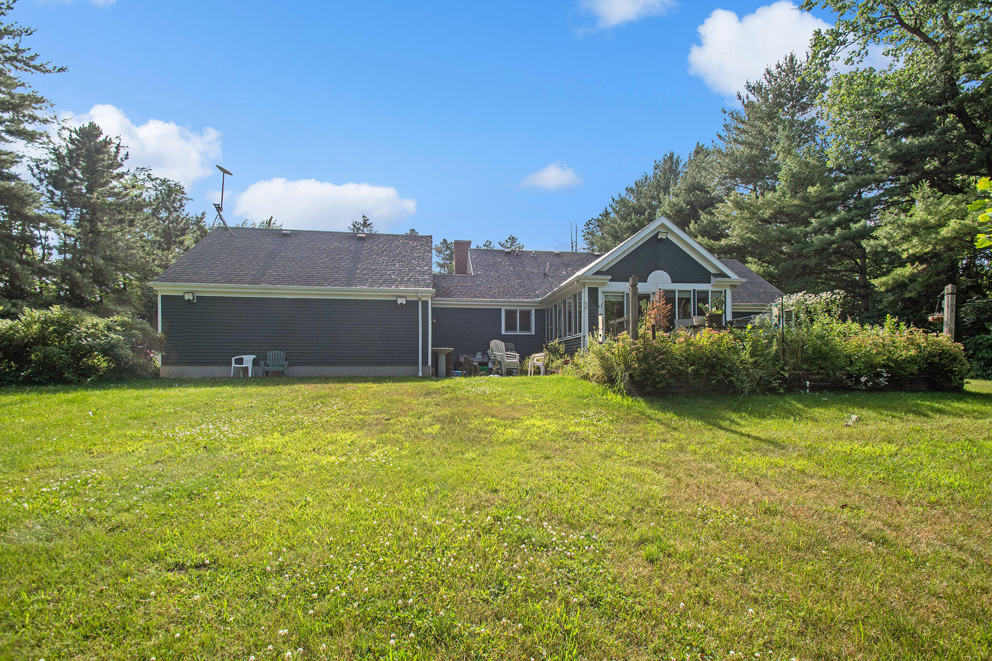 12979 Pardee Road Sawyer, MI 49125 - Photo 4 of 19 001_dsc_0372