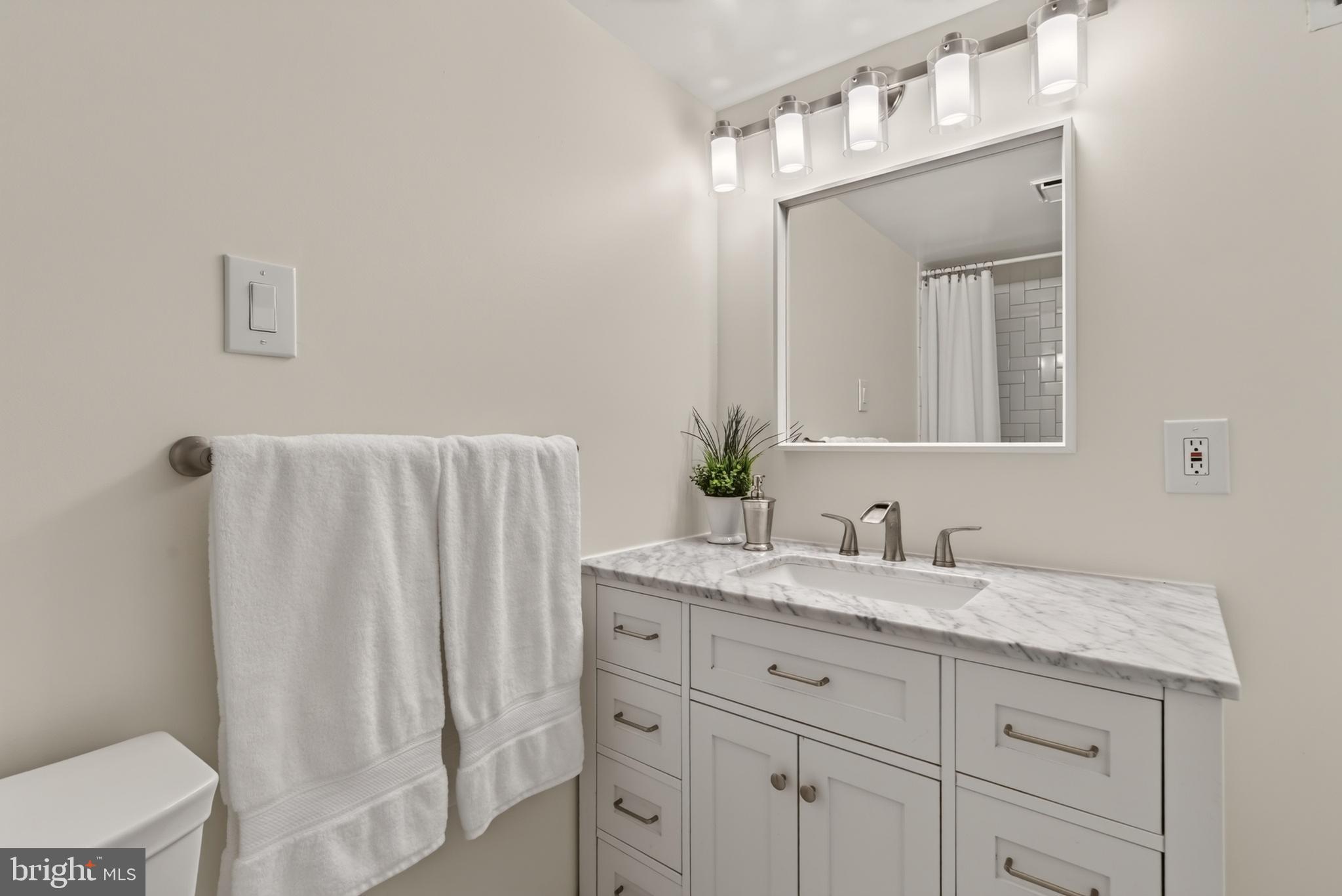 5101 River Road, Unit 1515 Bethesda, MD 20816 - Photo 27 of 33 Full Sized Hall Bath