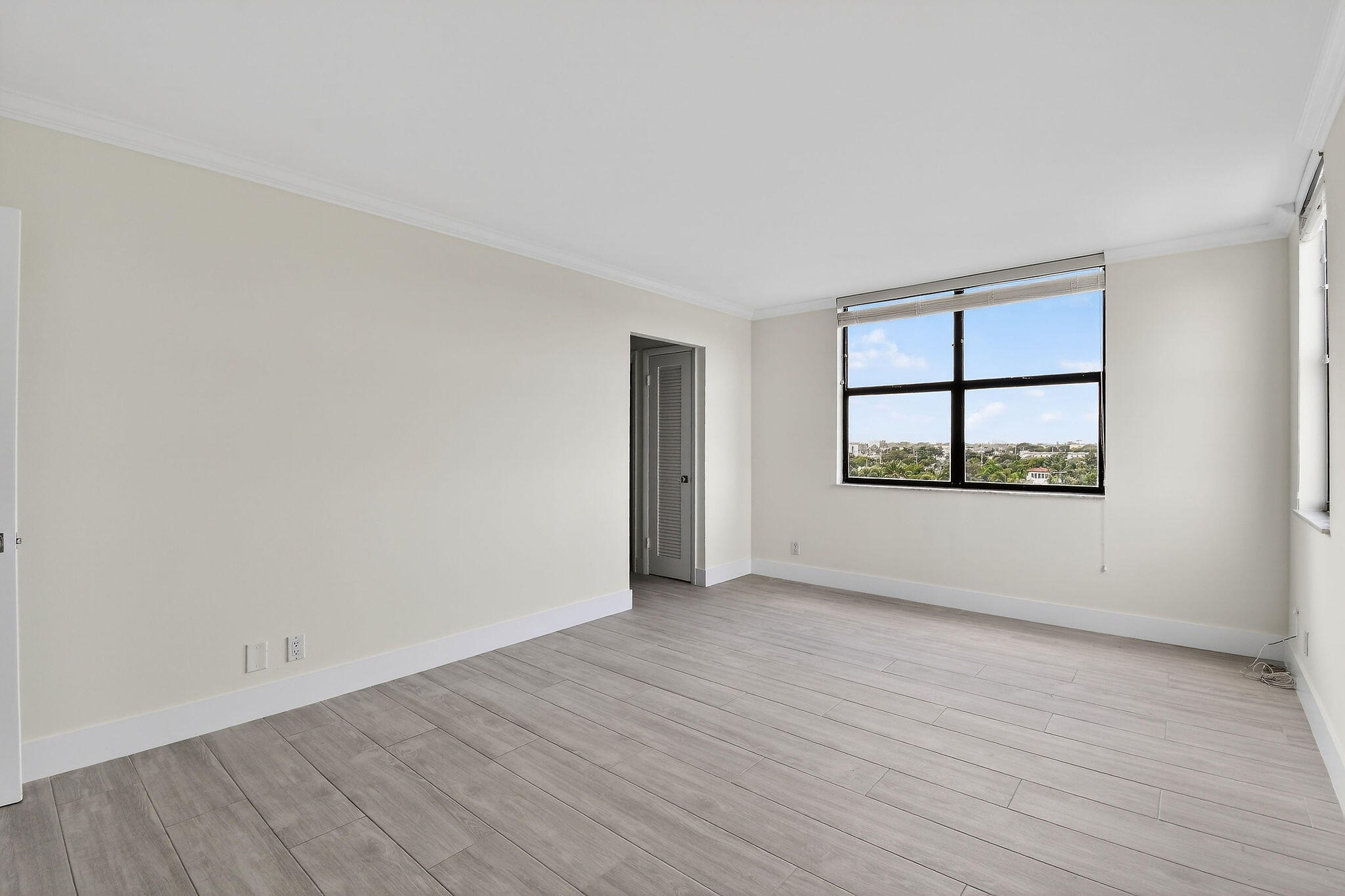 3800 Washington Road, Unit 712 West Palm Beach, FL 33405 - Photo 14 of 48 an empty room with wooden floor and windows