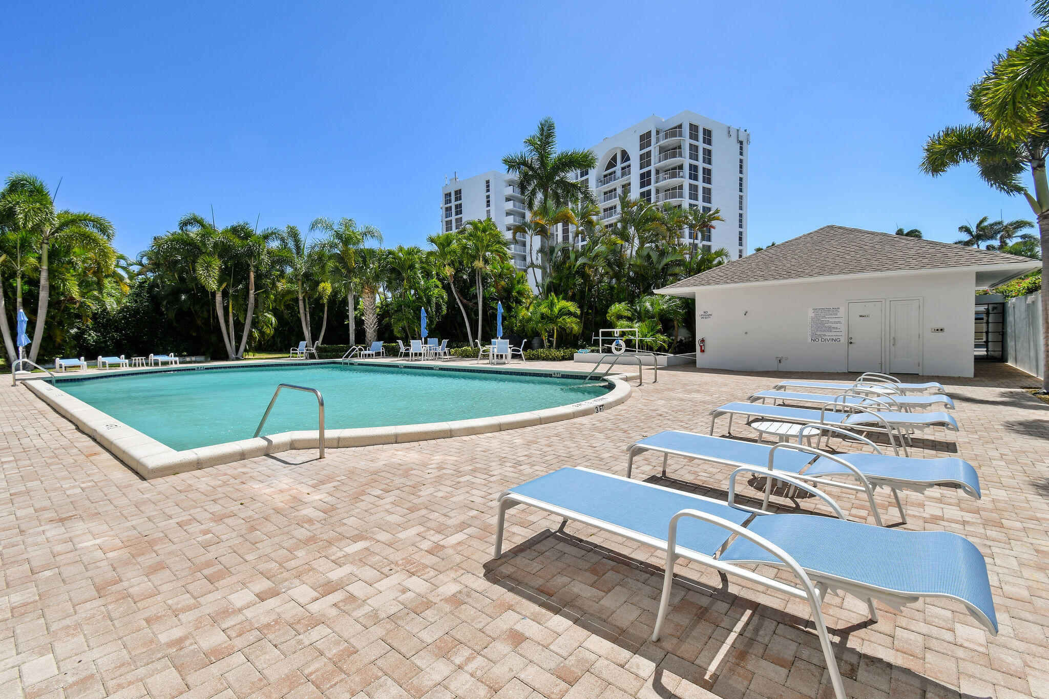 3800 Washington Road, Unit 712 West Palm Beach, FL 33405 - Photo 42 of 48 a view of a house with a backyard porch and sitting area