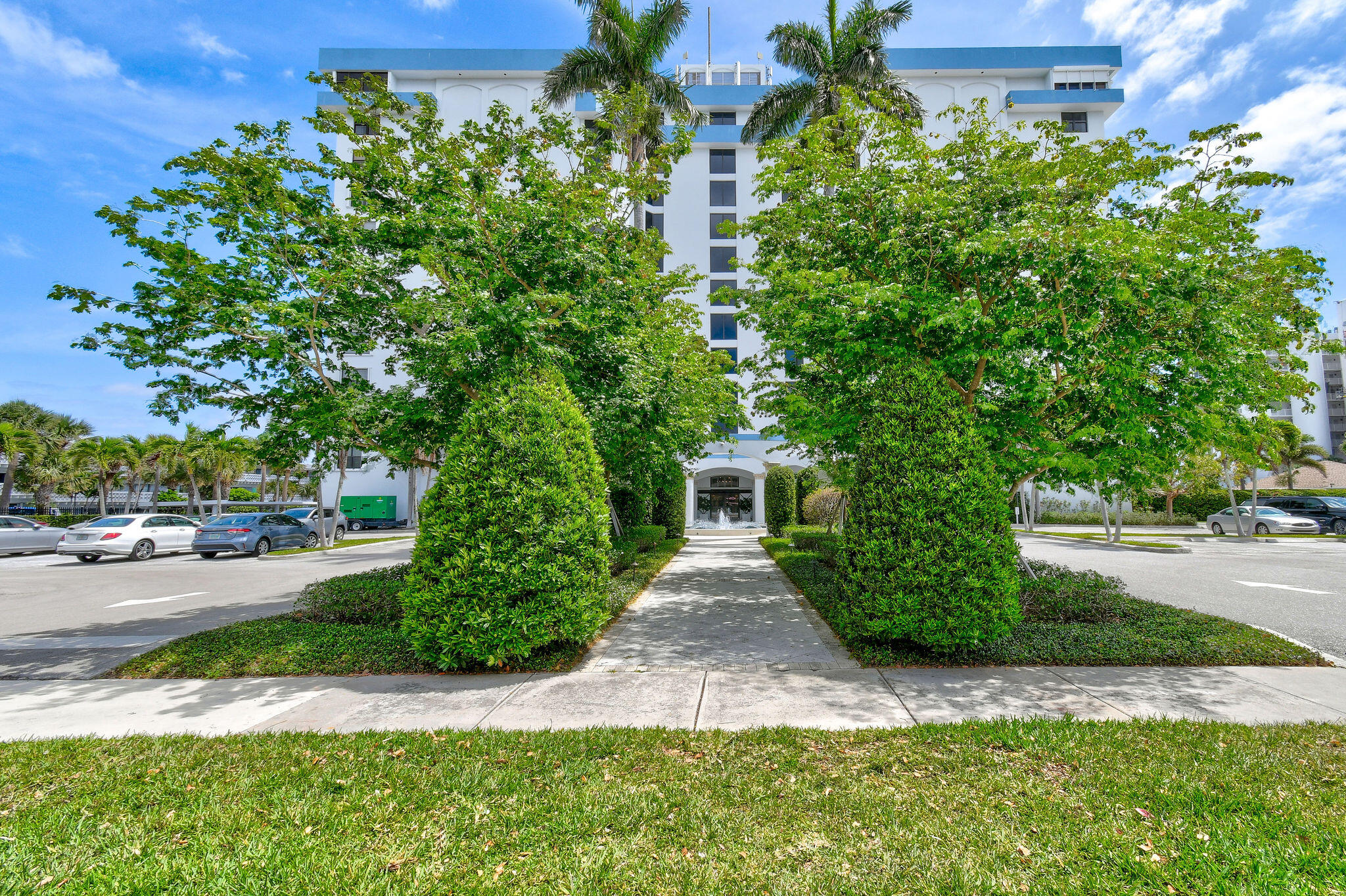 3800 Washington Road, Unit 712 West Palm Beach, FL 33405 - Photo 47 of 48 a front view of a house with a yard and trees