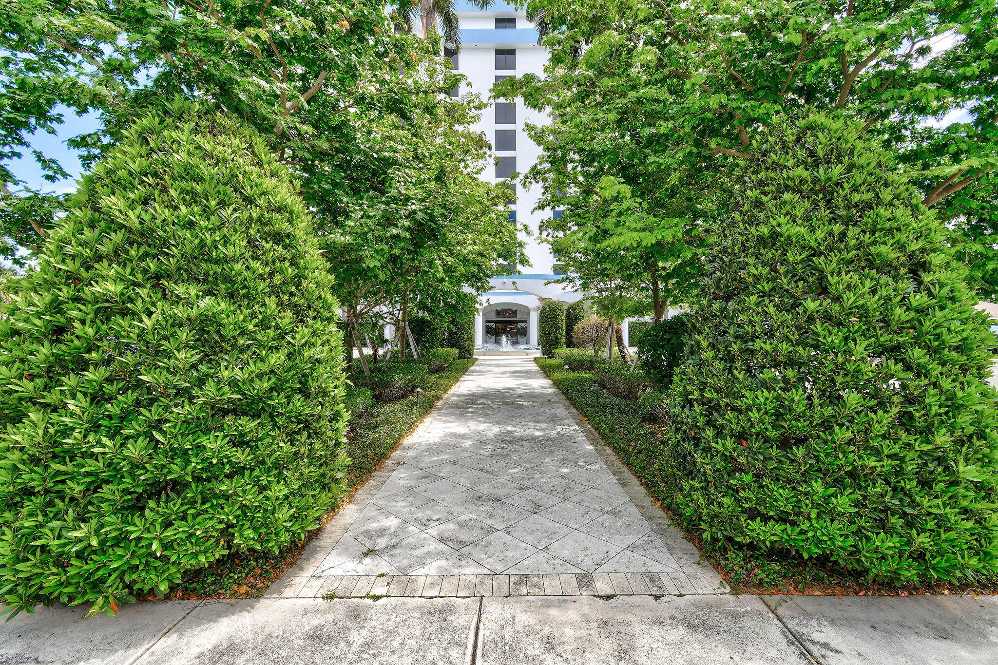 3800 Washington Road, Unit 712 West Palm Beach, FL 33405 - Photo 48 of 48 a view of a pathway both side of the house