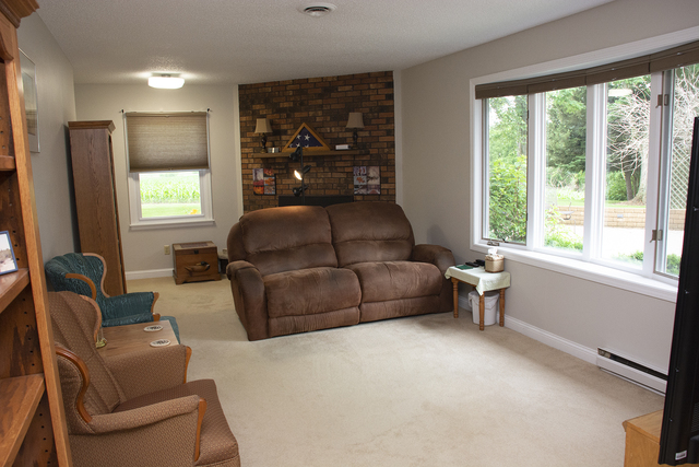 26883 Capp Road Sterling, IL 61081 - Photo 8 of 34 a living room with furniture and a window
