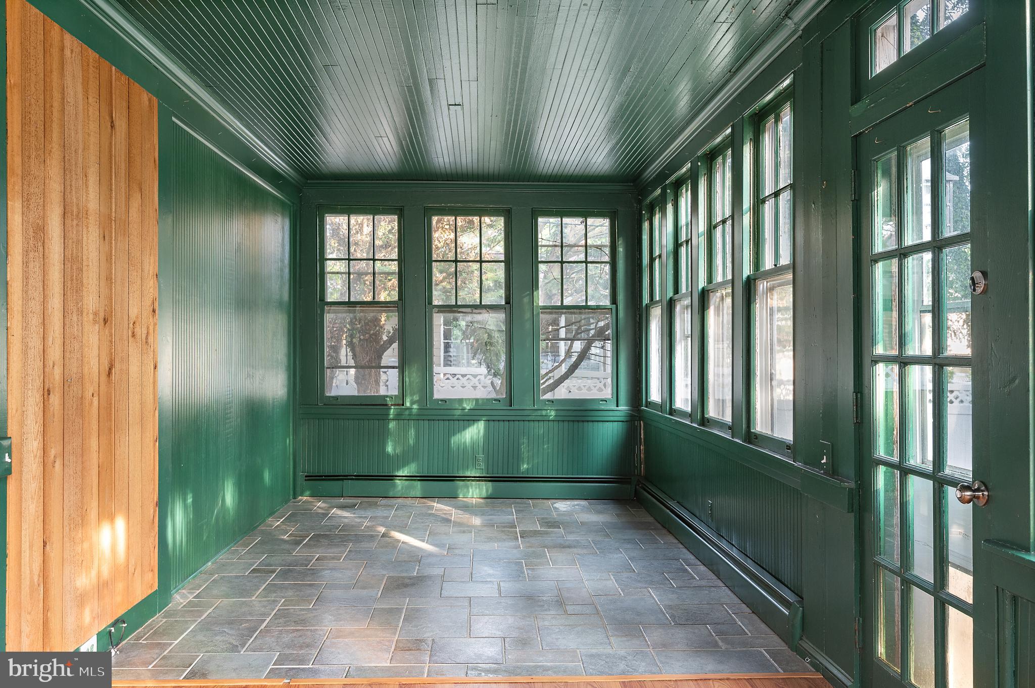 90 River Drive Annapolis, MD 21403 - Photo 20 of 44 a view of entryway