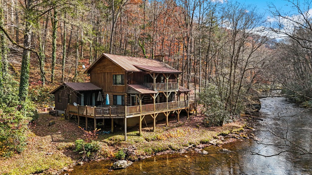 4662 Rainbow Springs Road Franklin, NC 28734 - Photo 5 of 39 a front view of a house with a yard