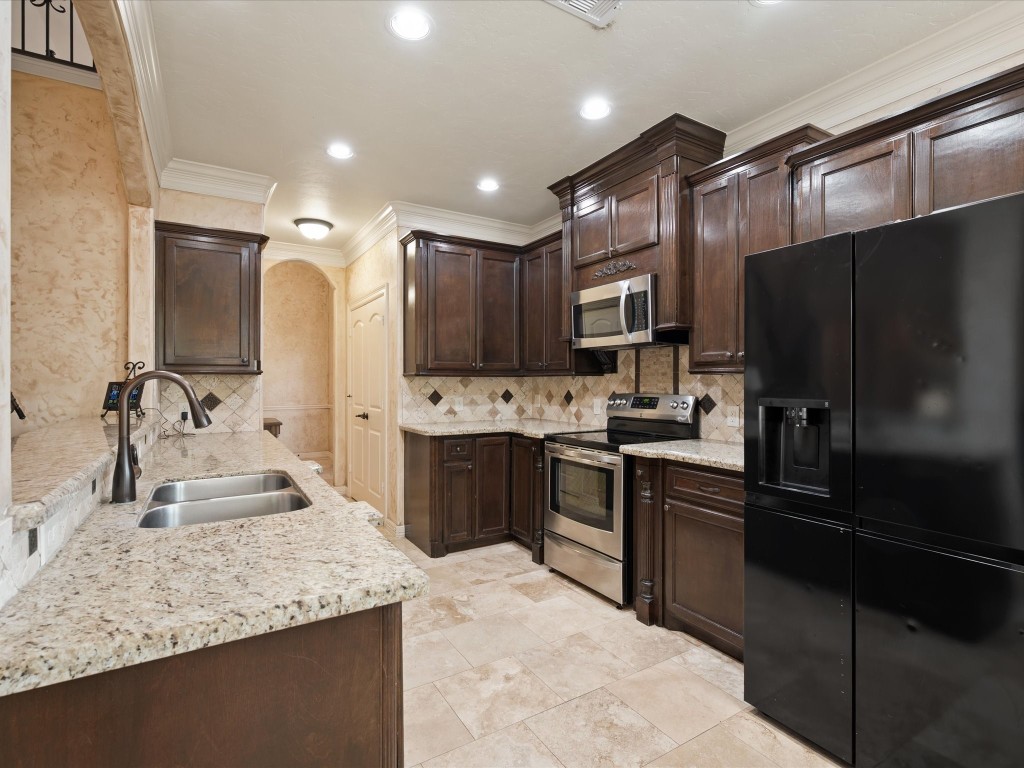 763-806 Lake View Drive Montgomery, TX 77356 - Photo 15 of 43 Custom Wood Cabinetry and high-end granite countertops with undermount sink.