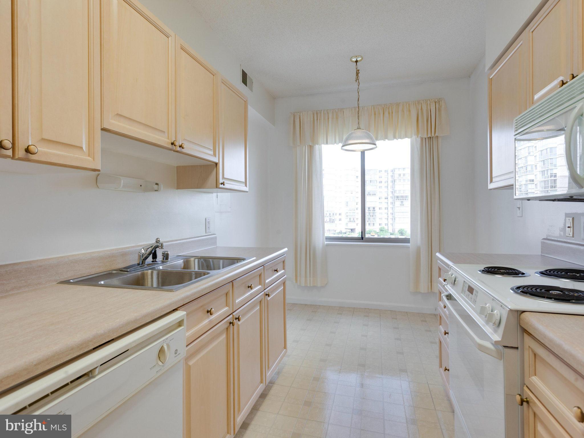 19375 Cypress Ridge Terrace, Unit 509 Leesburg, VA 20176 - Photo 12 of 30 Kitchen