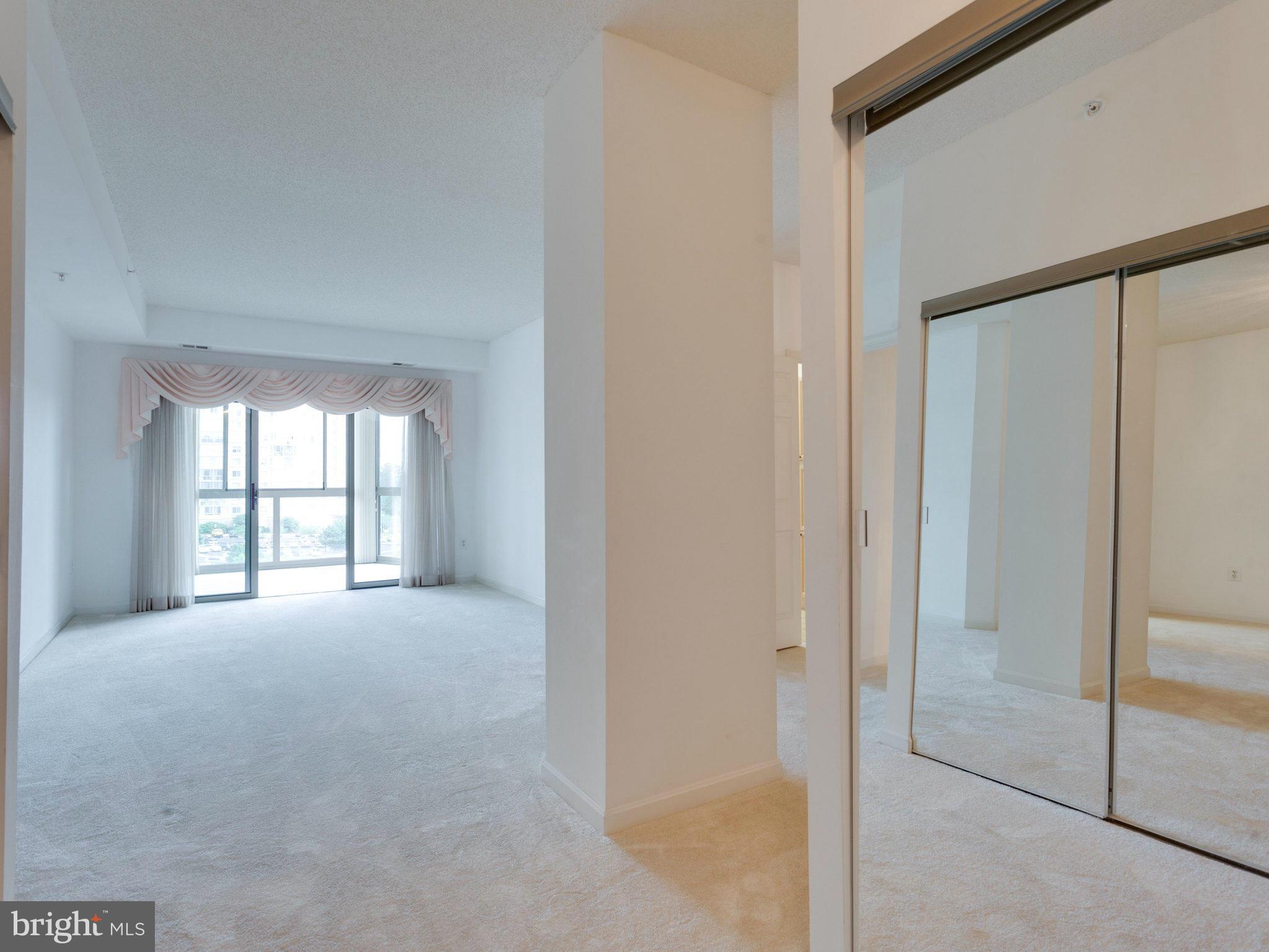 19375 Cypress Ridge Terrace, Unit 509 Leesburg, VA 20176 - Photo 5 of 30 Living Room