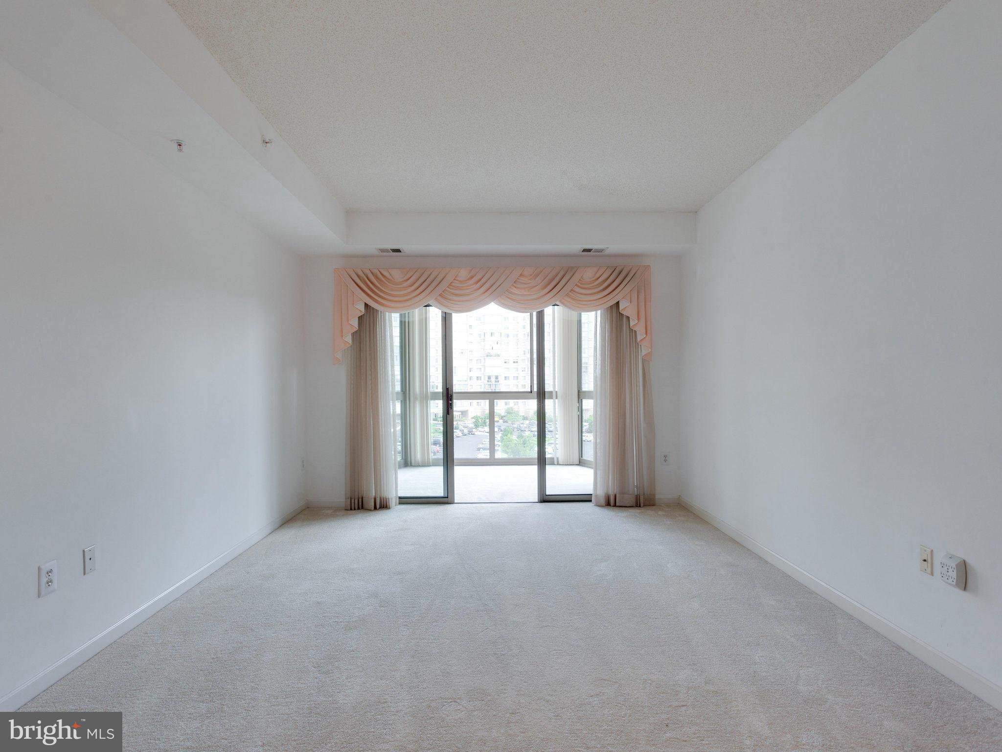 19375 Cypress Ridge Terrace, Unit 509 Leesburg, VA 20176 - Photo 8 of 30 Living Room