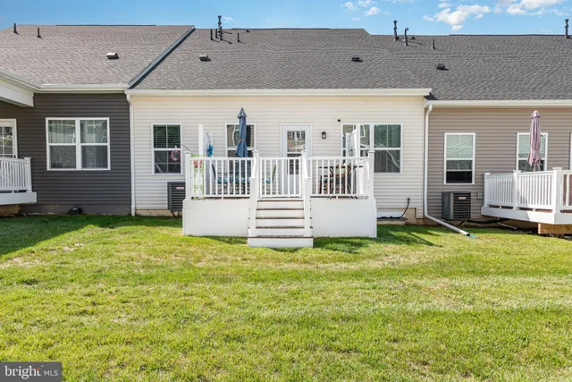a view of a house with backyard and porch