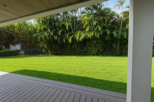 a view of yard with green space