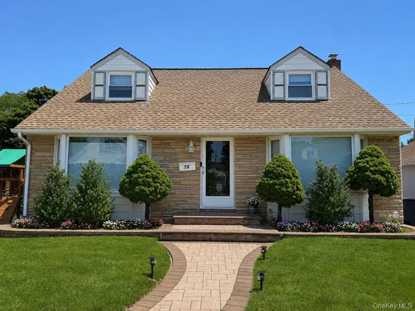 $899,000 | 72 Pembrook Drive, Mineola, NY 11501