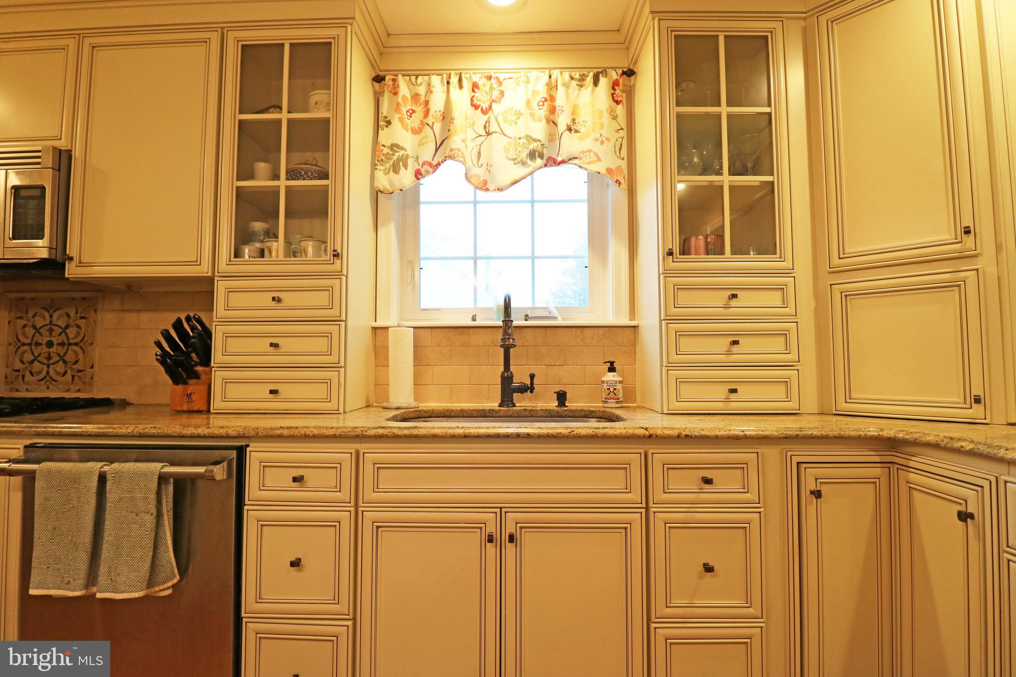 371 Southcroft Road Springfield, PA 19064 - Photo 11 of 42 view of a window and a kitchen