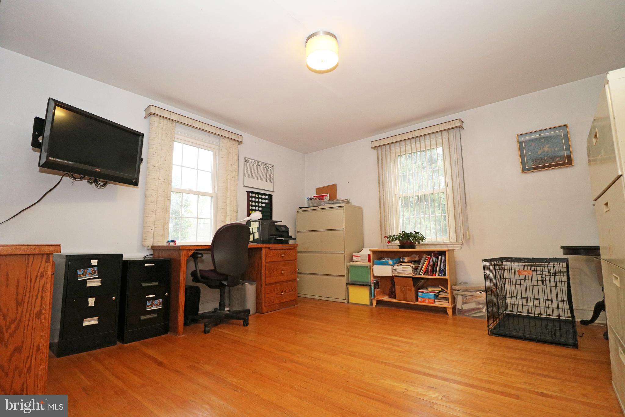371 Southcroft Road Springfield, PA 19064 - Photo 18 of 42 a livingroom with workspace and a window