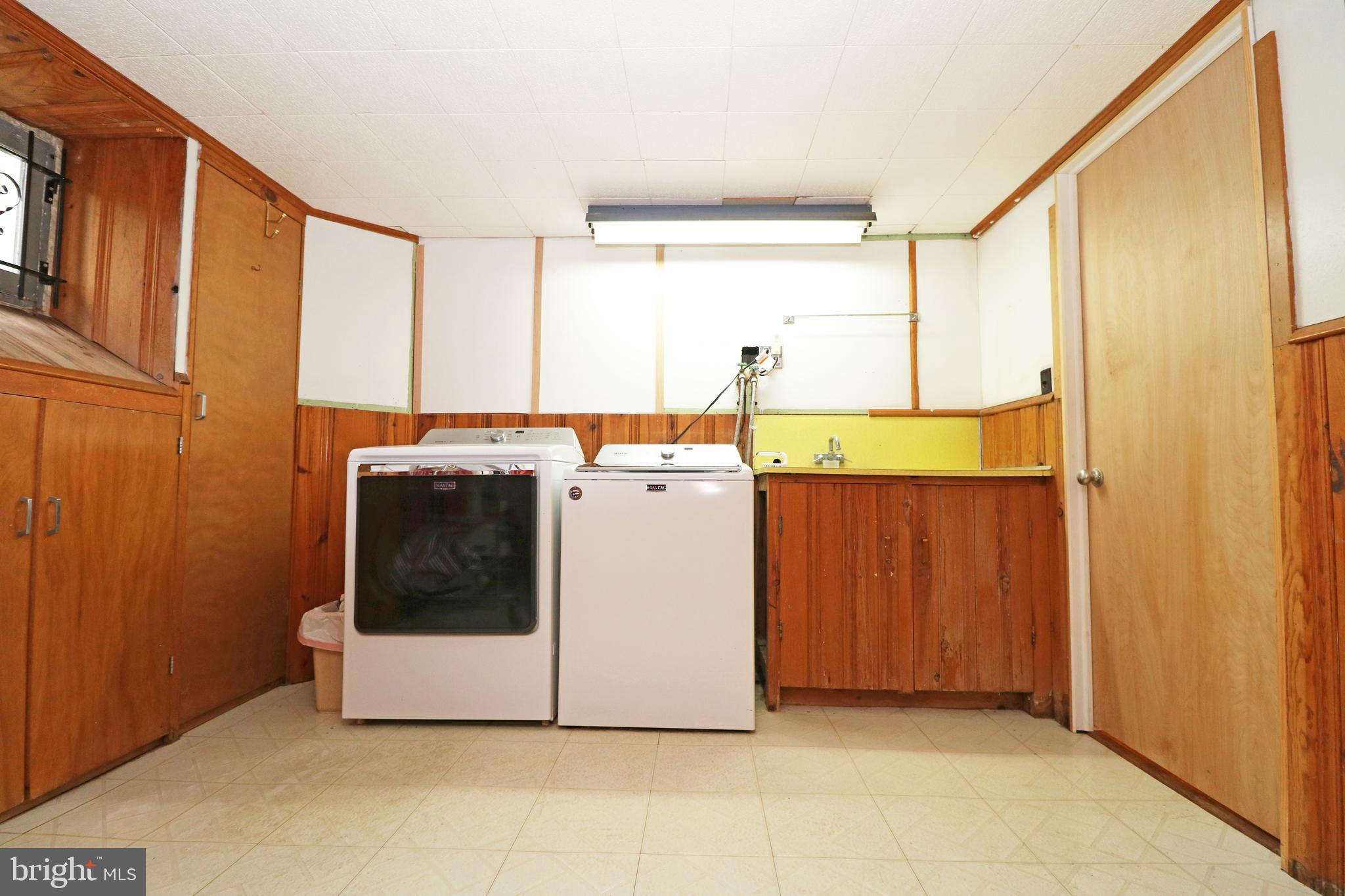371 Southcroft Road Springfield, PA 19064 - Photo 37 of 42 a utility room with dryer and washer