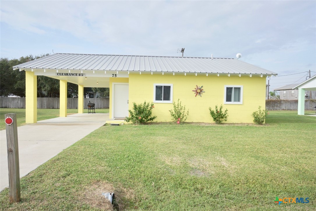 a view of a house with backyard