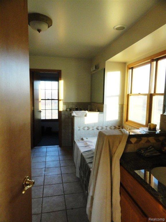 5676 Hessen Road Casco, MI 48064 - Photo 12 of 19 MAST BATH FULL .JPG