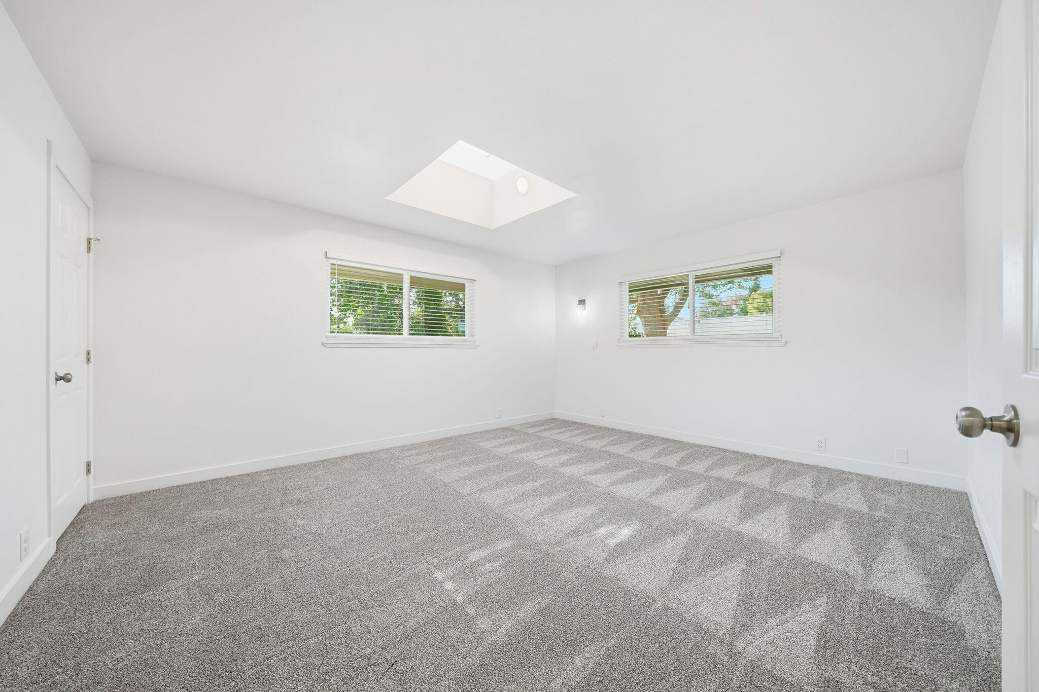 3911 Roesner Avenue Redding, CA 96002 - Photo 19 of 42 an empty room with windows and closet