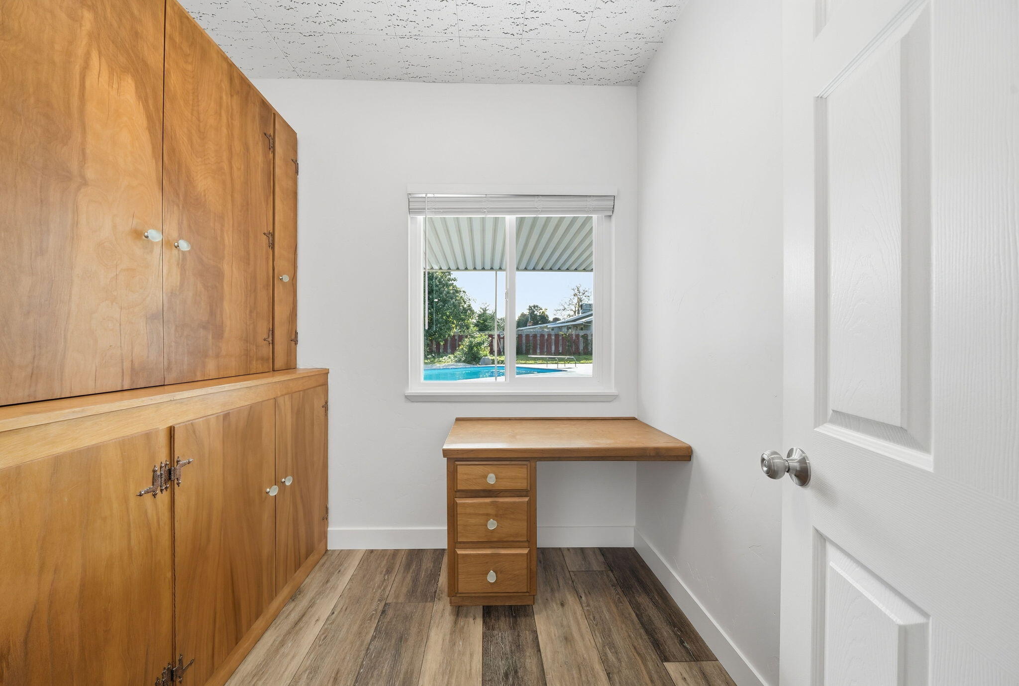 3911 Roesner Avenue Redding, CA 96002 - Photo 30 of 42 a view of a hallway with wooden floor and staircase