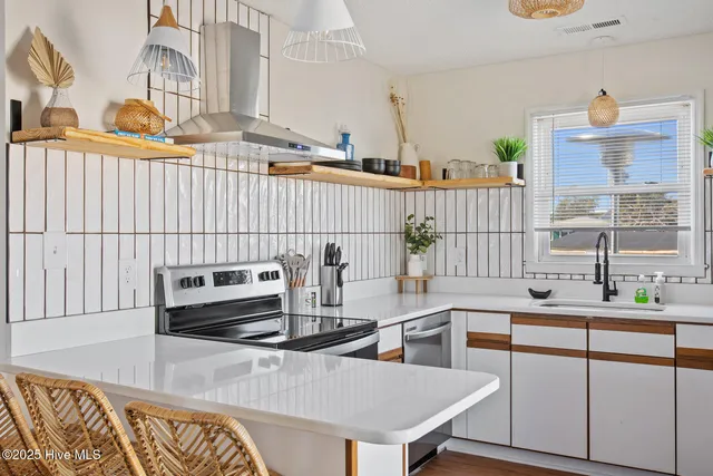 $1,200,000 | 135 North 3rd Avenue, Kure Beach, NC 28449