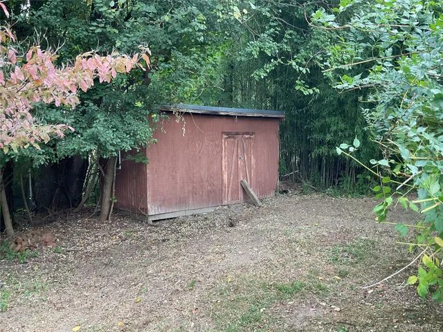 a view of a backyard