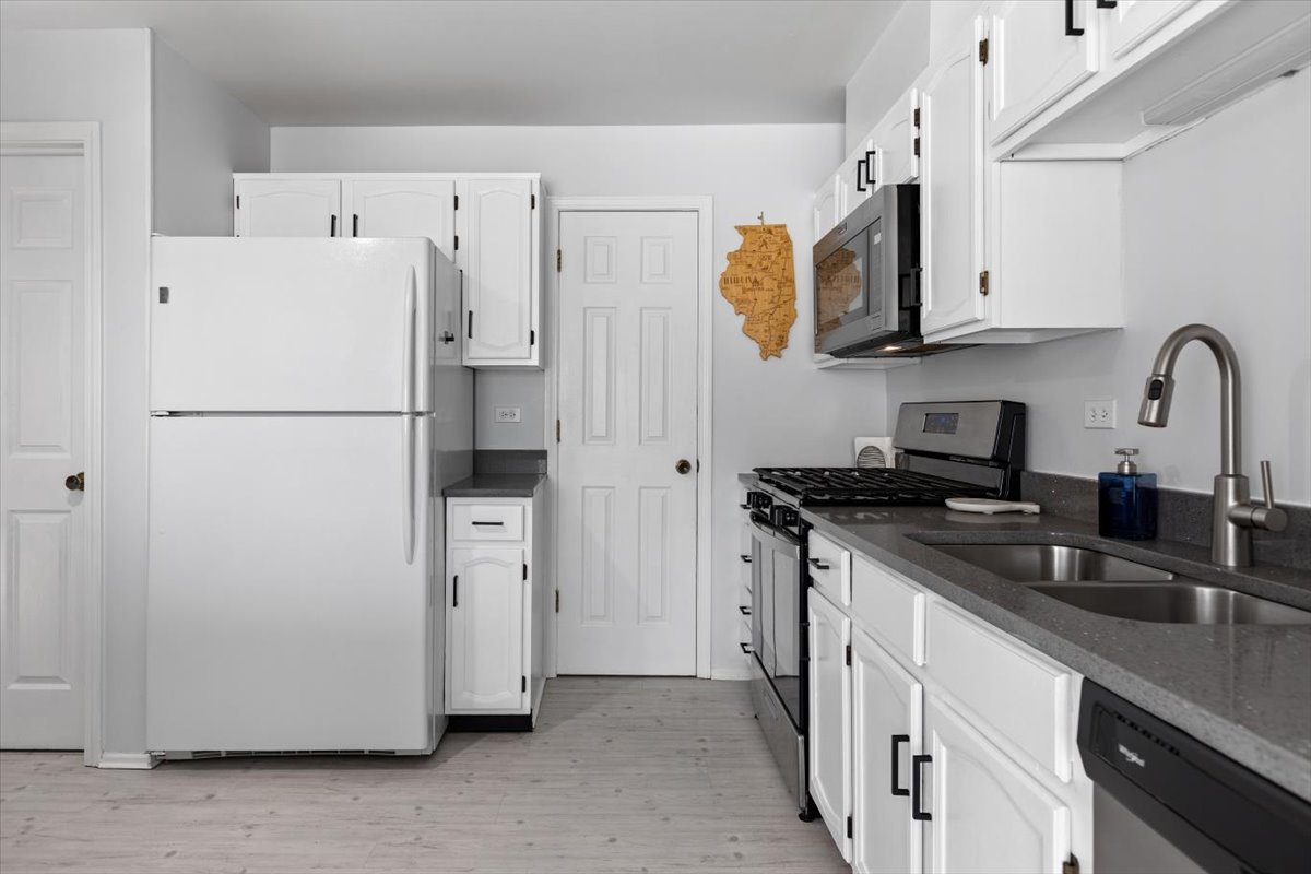 1606 Stratford Court, Unit C2 Wheeling, IL 60090 - Photo 11 of 30