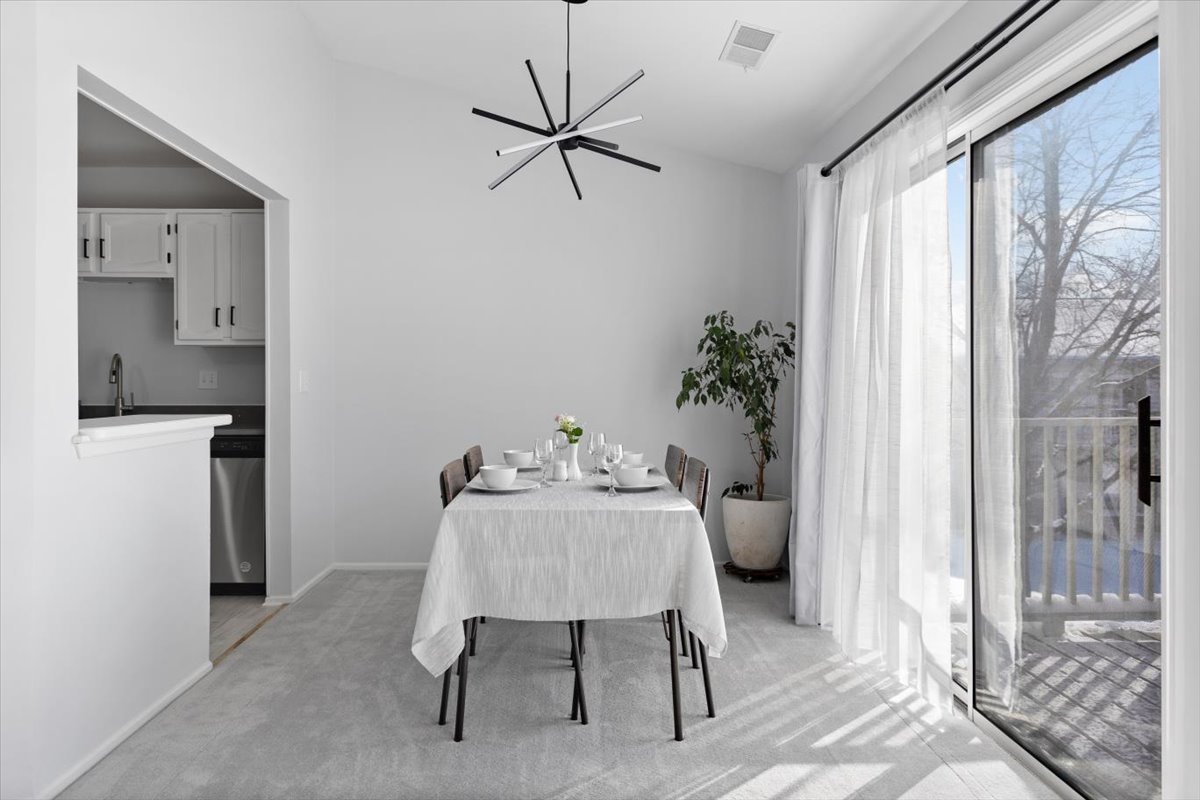 1606 Stratford Court, Unit C2 Wheeling, IL 60090 - Photo 8 of 30