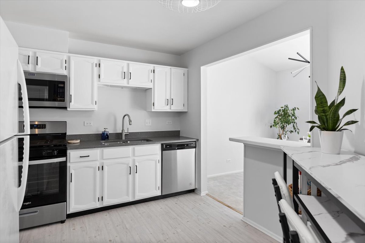 1606 Stratford Court, Unit C2 Wheeling, IL 60090 - Photo 9 of 30