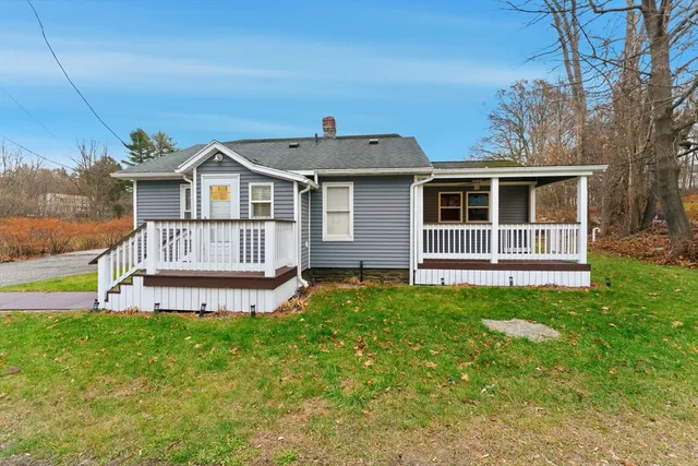 a view of a house with a yard