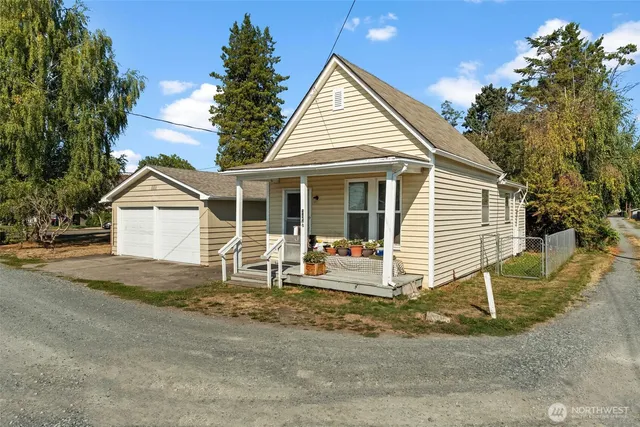 a view of a house with a backyard