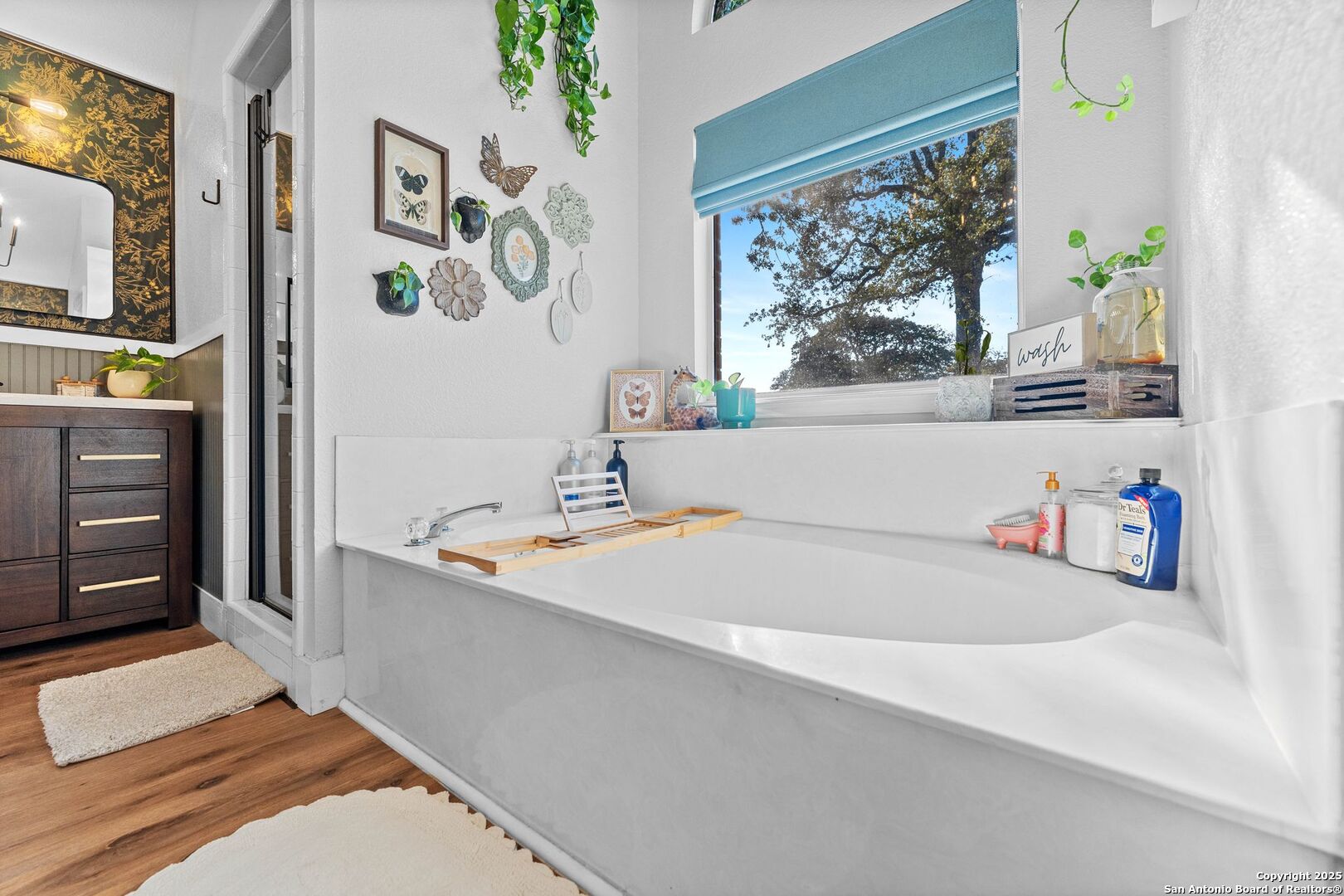 1265 Hillside Oaks Drive La Vernia, TX 78121 - Photo 34 of 72 a bath tub sitting next to a bathroom sink