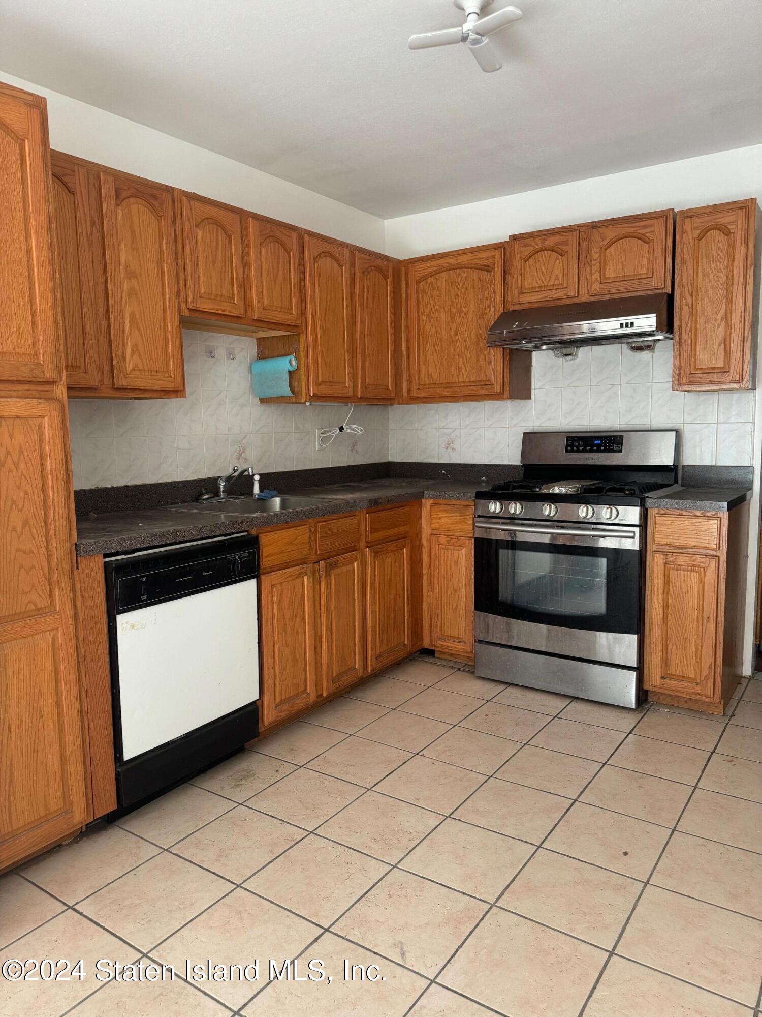 299 Harbor Road Staten Island, NY 10303 - Photo 5 of 16 5