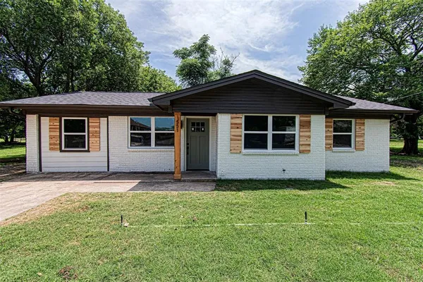 a view of front of a house with a yard