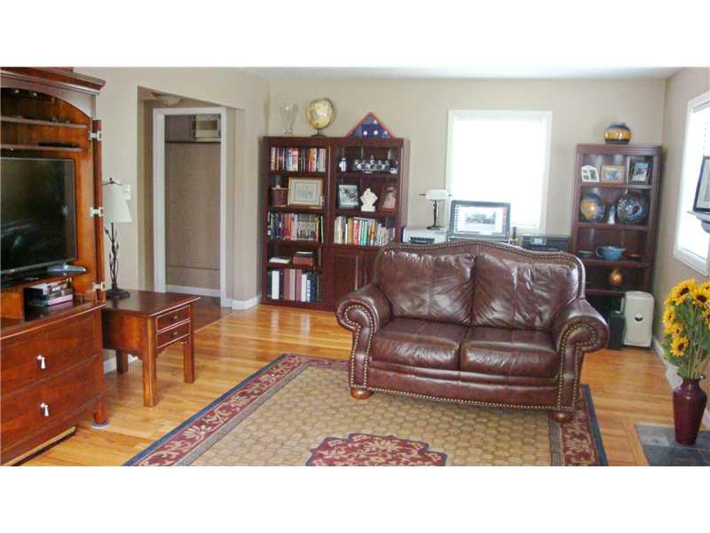 242 Bennington Road Indianapolis, IN 46227 - Photo 4 of 21 Gallery Image 4
