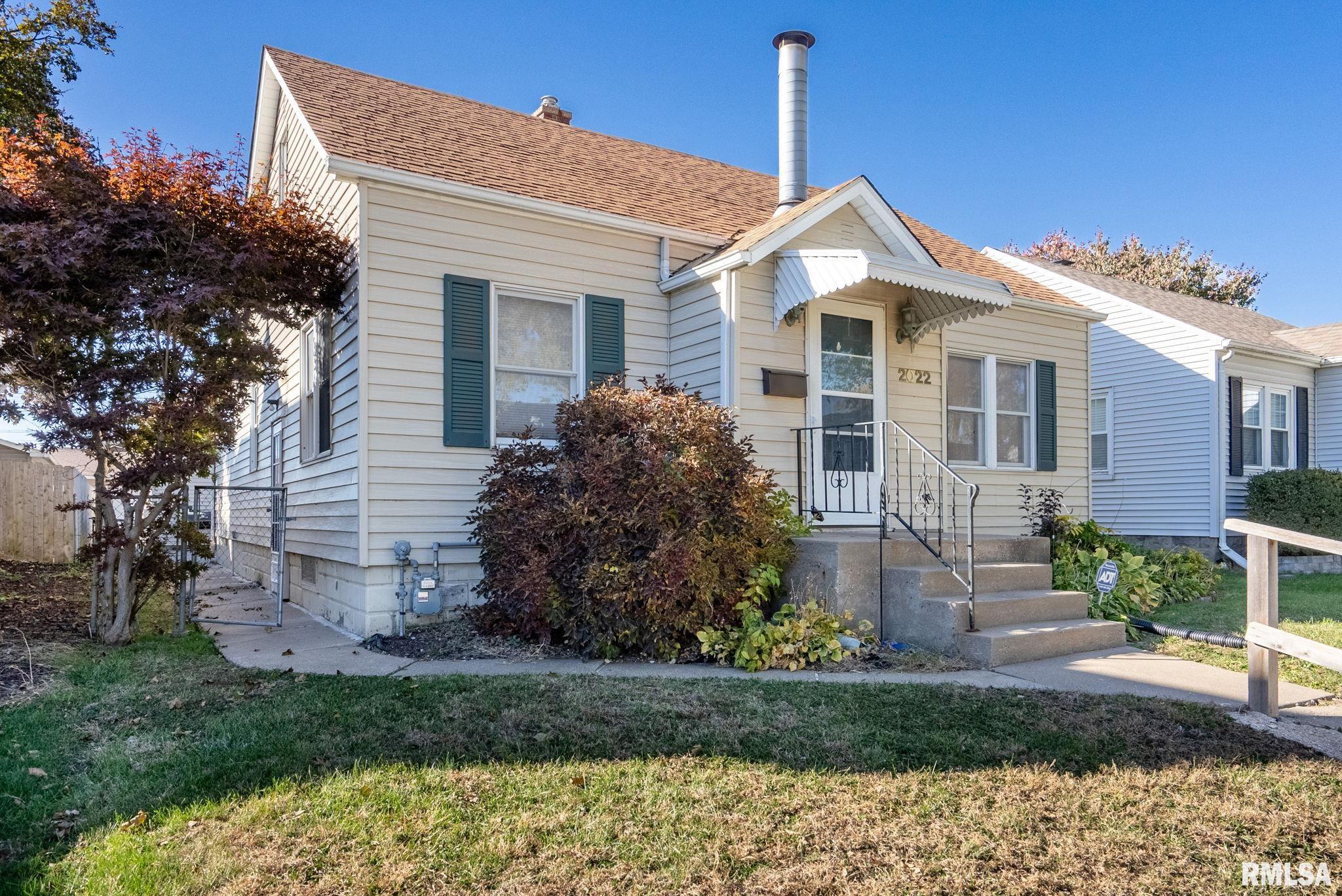 2022 43rd Street Rock Island, IL 61201 - Photo 2 of 32