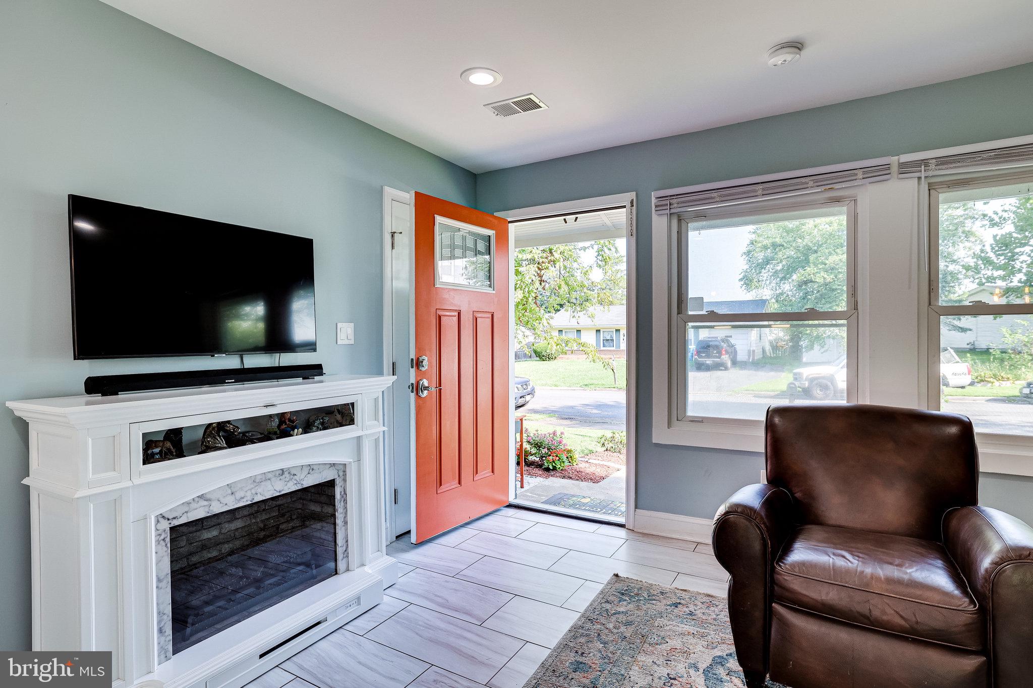 604 East Poplar Road Sterling, VA 20164 - Photo 5 of 73 Gallery Image 5