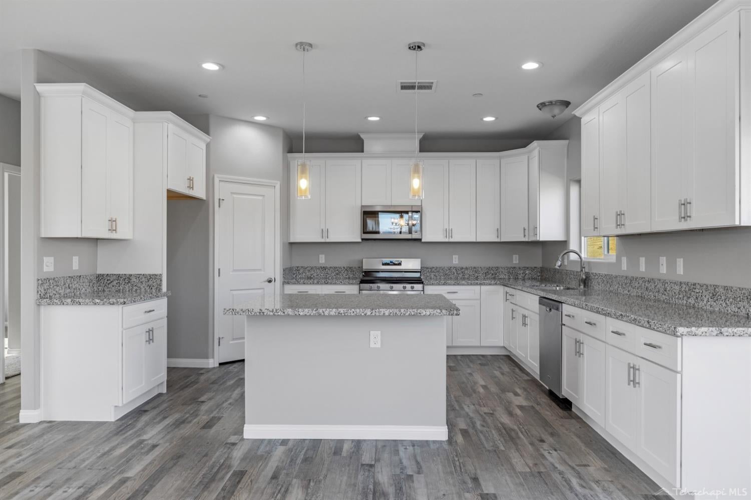 22700 Mariposa Road Tehachapi, CA 93561 - Photo 6 of 42 kitchen/pantry