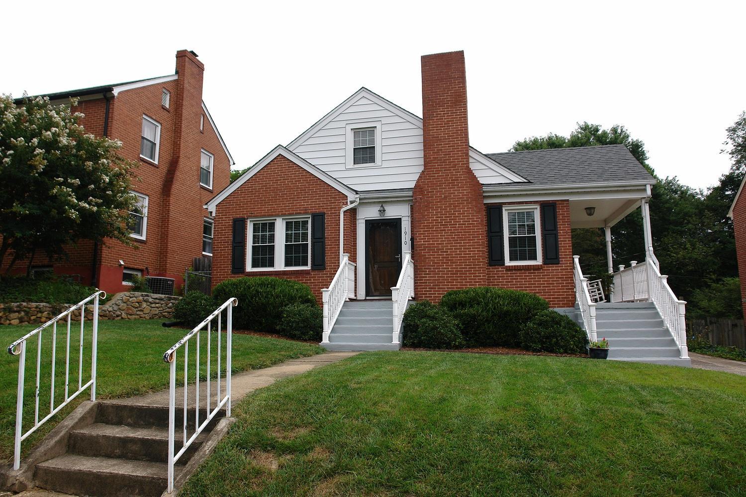 1910 Canterbury Road Southwest Roanoke, VA 24015 - Photo 1 of 24 Front